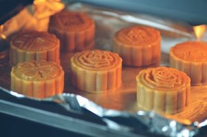 Cách làm bánh trung thu trứng muối thơm ngon cực dễ làm